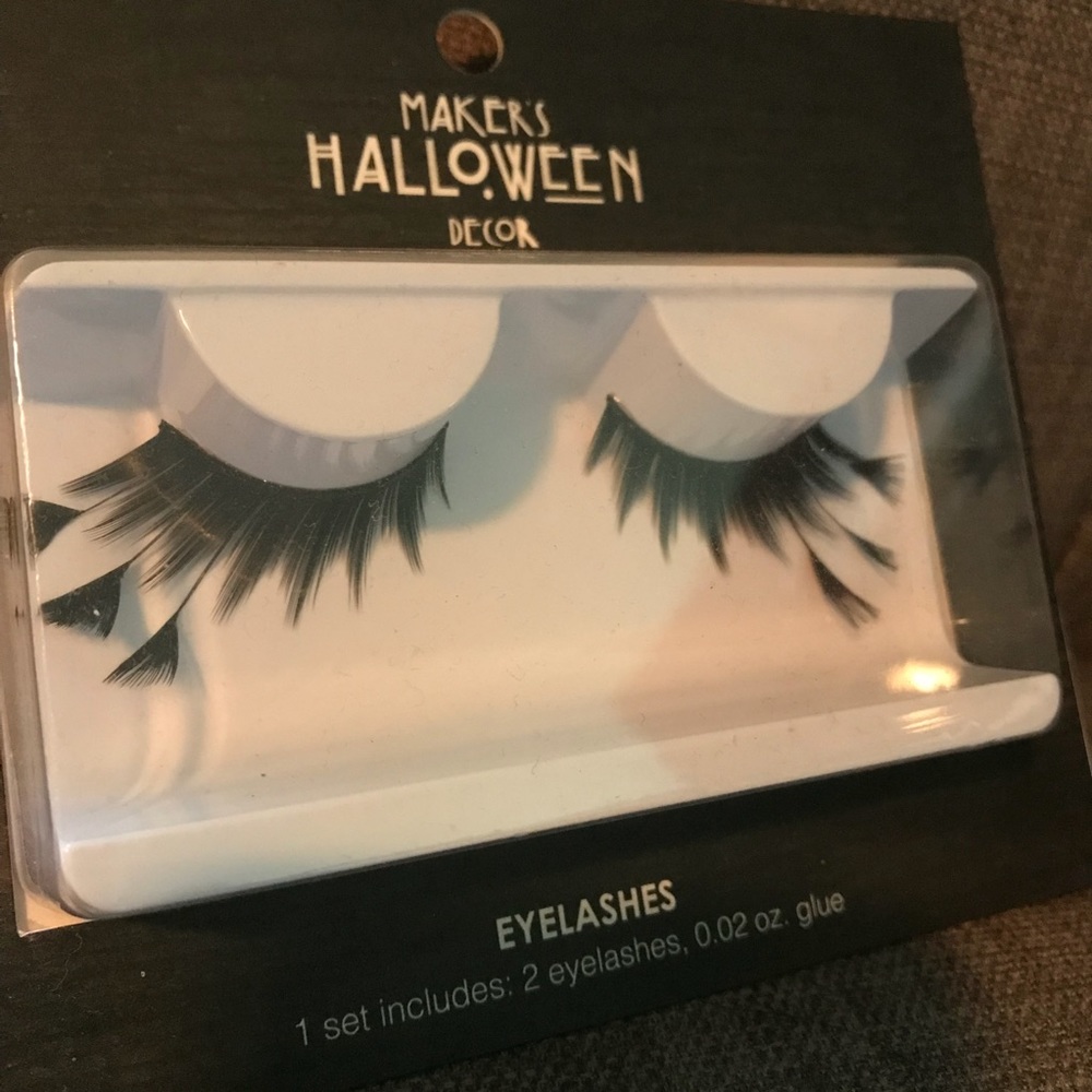Woman’s lashes